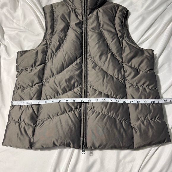 True Character 90% Goose Down 10% Goose Feather Vest Shiny Grey-Taupe Size Large - Picture 14 of 15